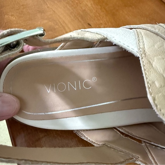 Vionic flat Tan and Cream Sandals with Crisscross Straps shoes - Picture 6 of 13